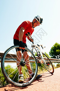 在路上修理自行车的男人图片