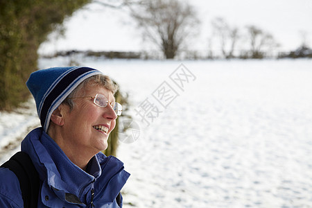 在湖边微笑的妇女图片