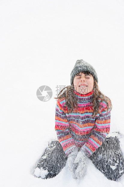 女孩坐在雪中图片