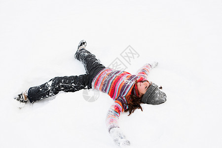 女孩躺在雪地里玩耍图片