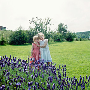 两个女孩在花园玩耍图片
