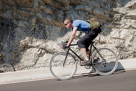 在山路上骑自行车图片