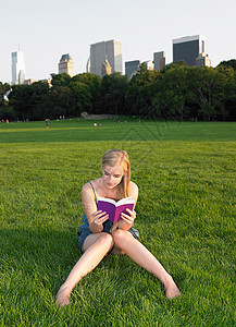 在中央公园看书的女人图片