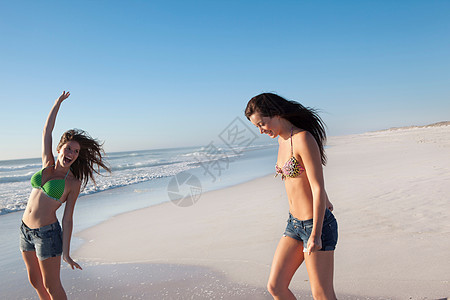 海滩上两个女孩图片