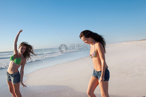 海滩上两个女孩图片