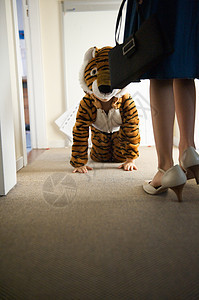 儿童穿着老虎的服装图片