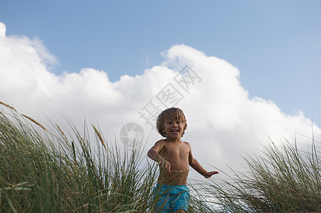 儿童在草原上奔跑图片