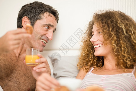 夫妻在床上吃早餐图片