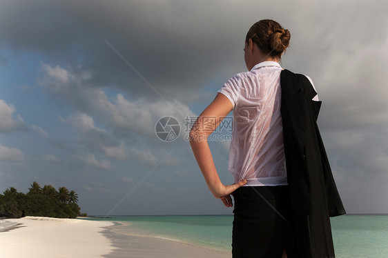 在海滩上穿湿衣服的妇女图片