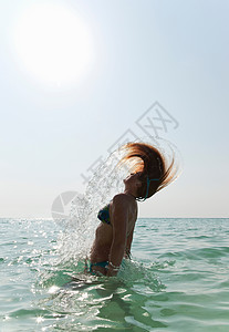 女人在水中甩头发图片