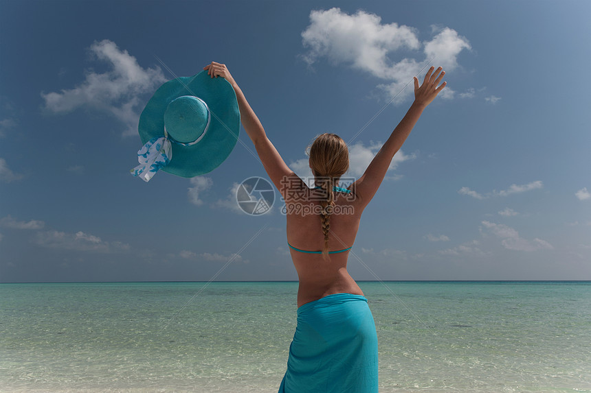 妇女在热带海滩上欢呼图片