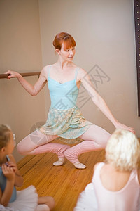 芭蕾舞老师教动作图片