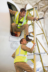 飞机工人爬梯子交谈图片