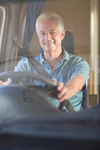 驾驶卡车的男人图片