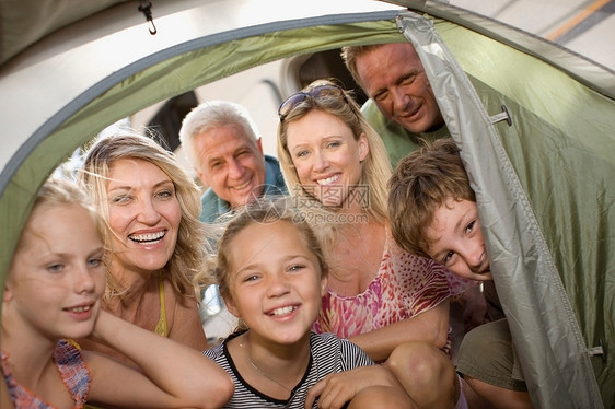 一家人在露营帐篷里图片