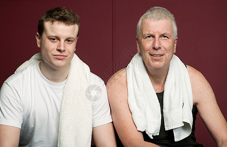 父亲和儿子在健身房形象图片