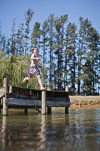 男孩从码头跳进湖里图片
