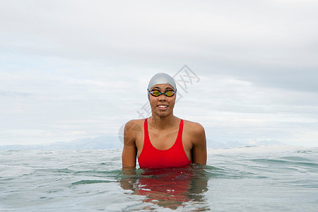 在水中穿戴护目镜的游泳女性图片