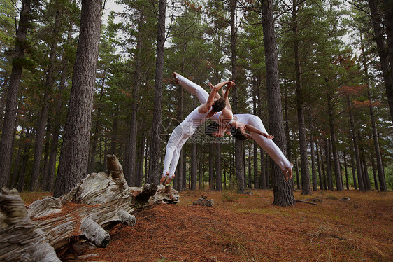 在森林中跳舞的表演者图片