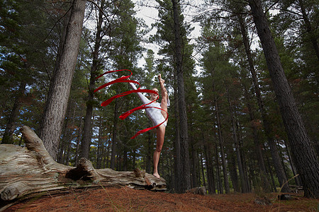 森林中的舞蹈者挥舞丝带图片