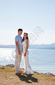 站在湖边的新娘和郎图片