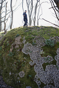 人类攀爬的苔巨石图片