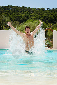 在游泳池里玩水的男子图片