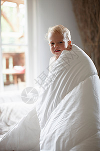 裹着毯子的小男孩图片