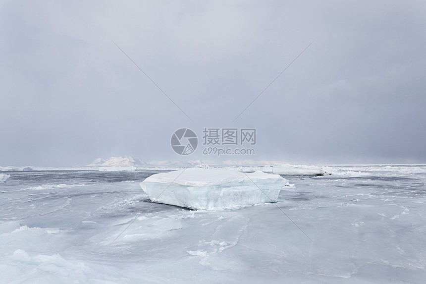 冰封湖面上的冰层图片