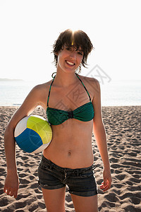 在海滩上排球的妇女图片