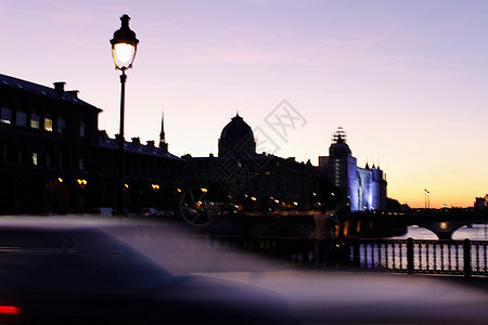 日落时城市建筑的轮光图片