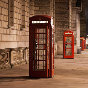 城市街上的红色电话亭图片