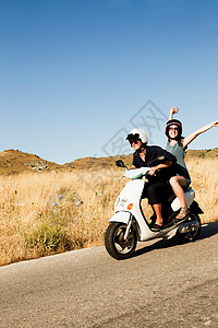 妇女在农村公路上驾驶摩托车图片