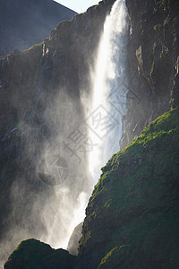 陡峭的岩石瀑布图片