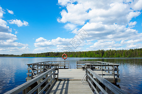 湖面上的木质码头图片