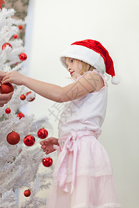 女孩装饰圣诞树图片