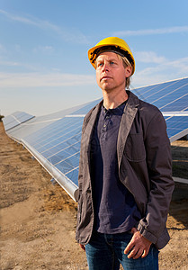 太阳能电池板前的实地建筑师图片