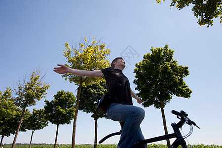 男子放开车把骑自行车图片