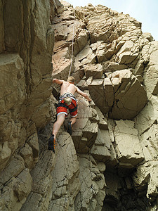 攀岩者在悬崖上攀岩图片