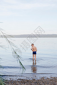 在岩石海滩上的小男孩图片