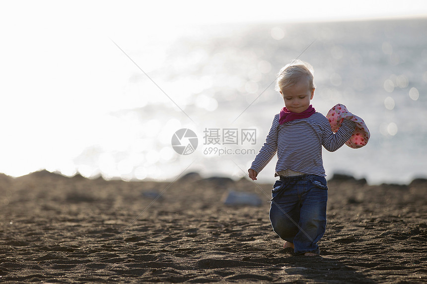 小男孩在海滩上玩耍图片