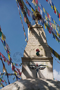 寺庙塔上的祈祷旗帜图片