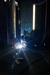 在造船厂里焊接工作图片