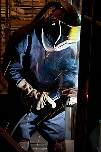 工人在造船厂里焊接工作图片