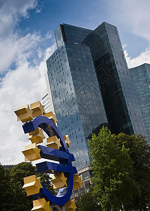 市中心的欧元符号雕塑图片