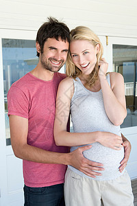 男人搂着怀孕的女友图片