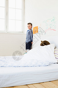 在卧室墙上画画的男孩图片