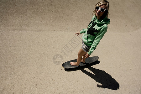 女人滑滑板图片