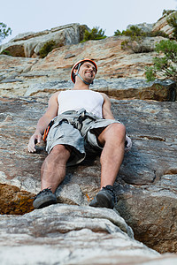 爬行者靠在陡峭的岩石上图片