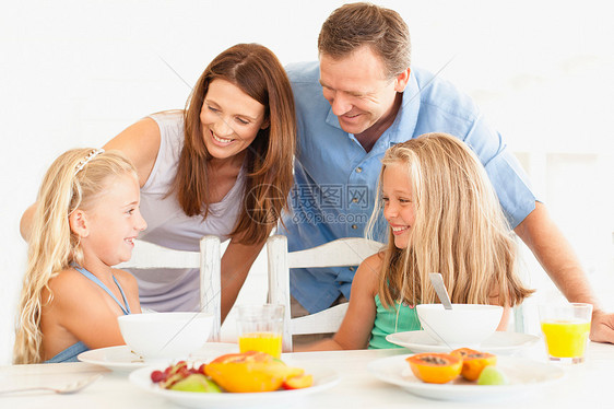 家人在早餐桌上聊天图片